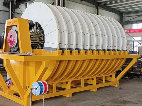 Equipaggiamento per la separazione liquida solida